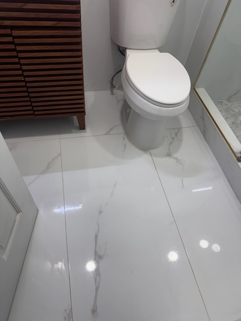 High-Gloss White Marble Bathroom Floor Sanitizing