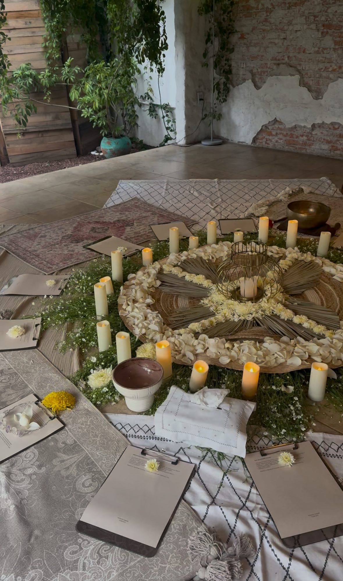 Altar ceremonial Kalani con velas encendidas, pétalos y cuenco