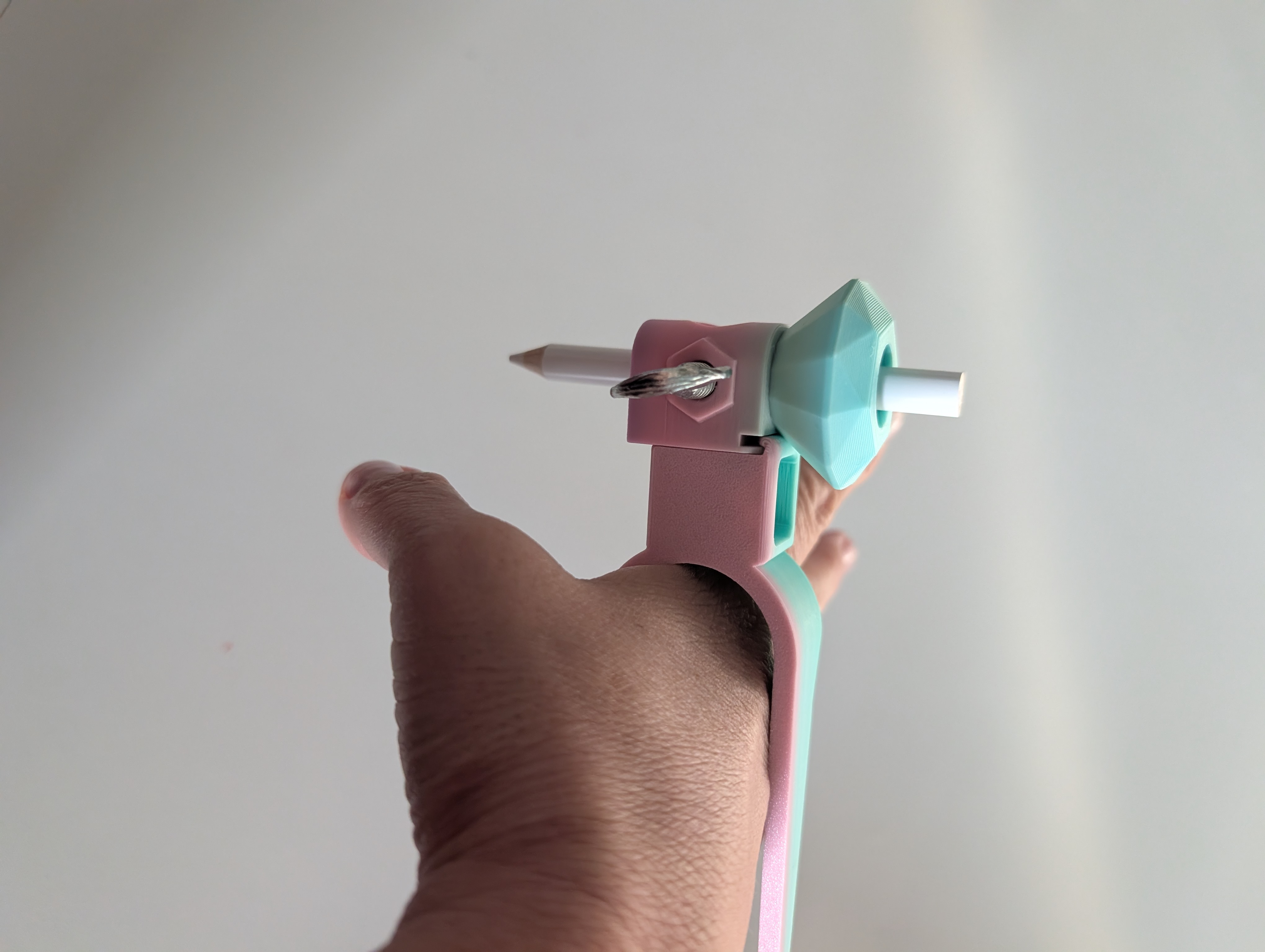 No-Grip Diamond Painting Holder in action
