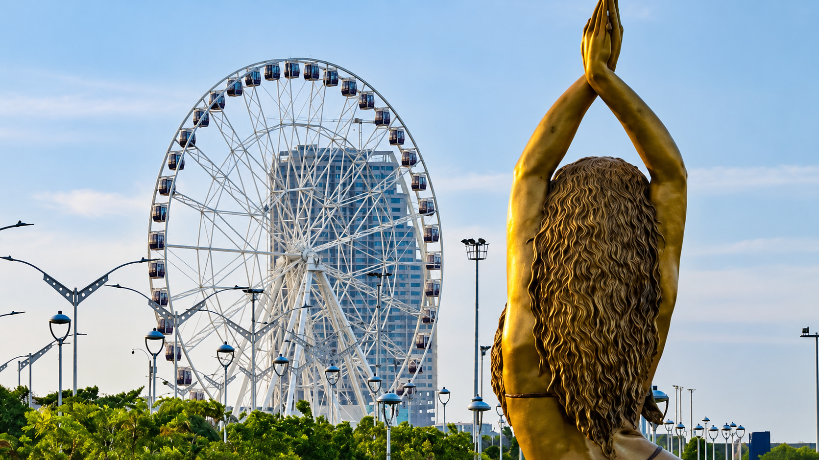 Gran Malecón de Barranquilla con estatua de Shakira y rueda gigante