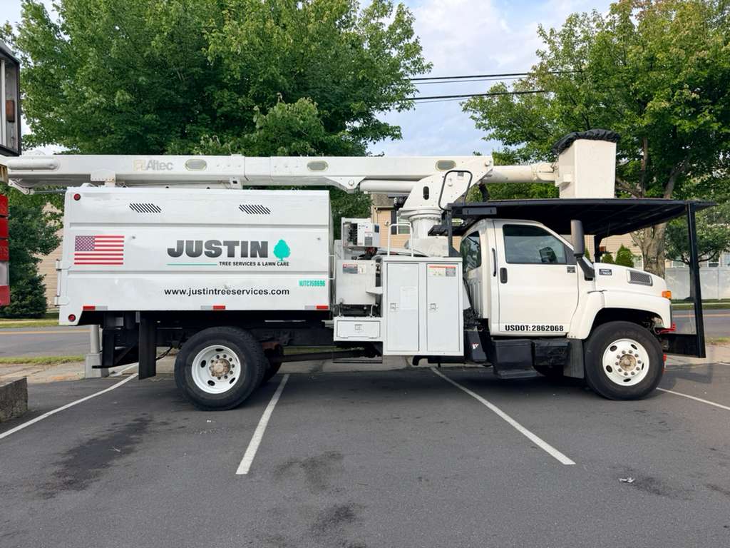 Bucket / Crane Truck · Justin Tree Services & Lawn Care (USDOT)