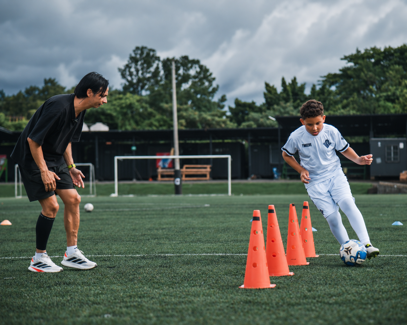 Entrenamiento y coordinación con conos