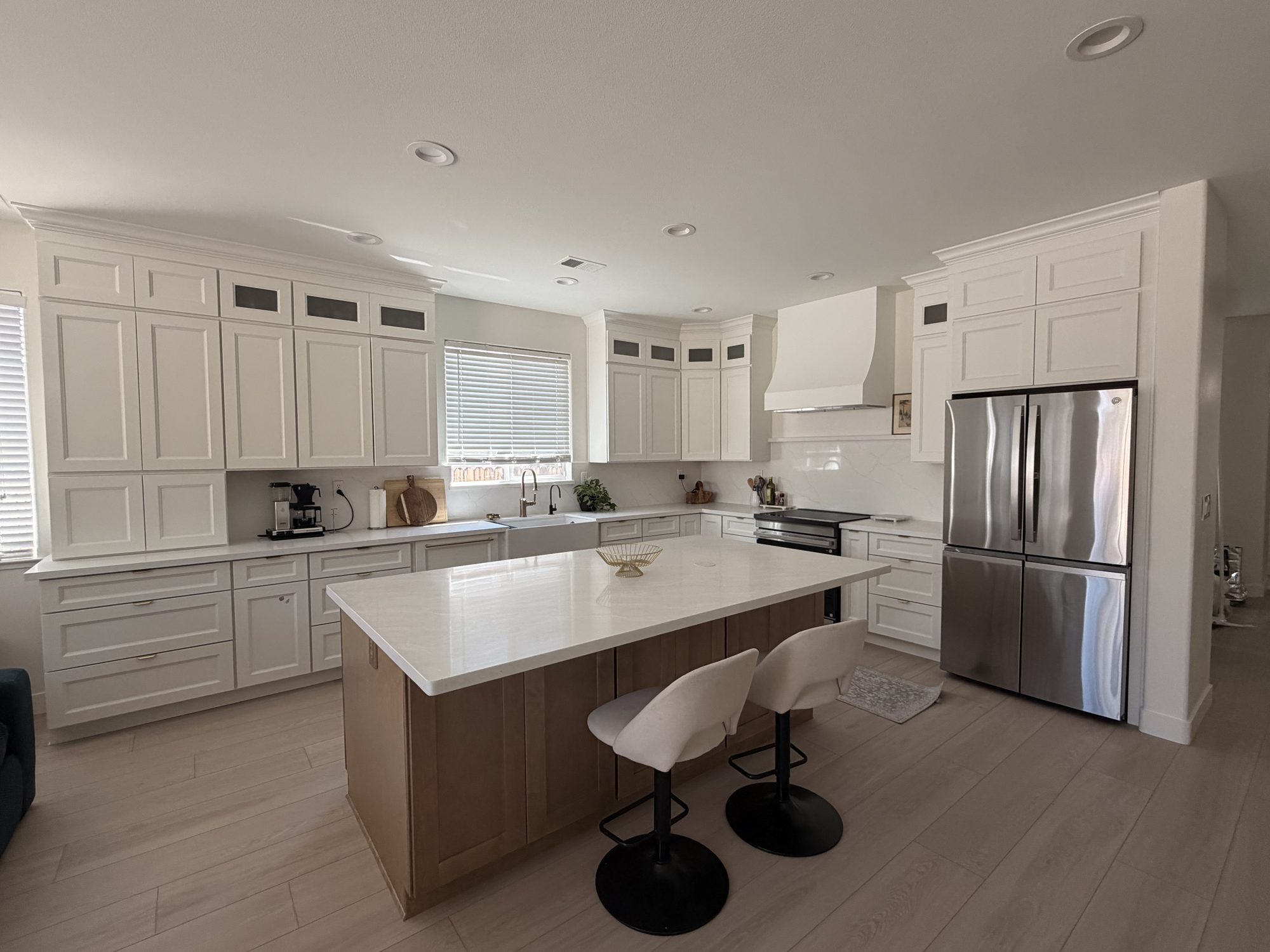 Quartz countertops, full-height quartz slab backsplash, white shaker cabinets, Reno, NV