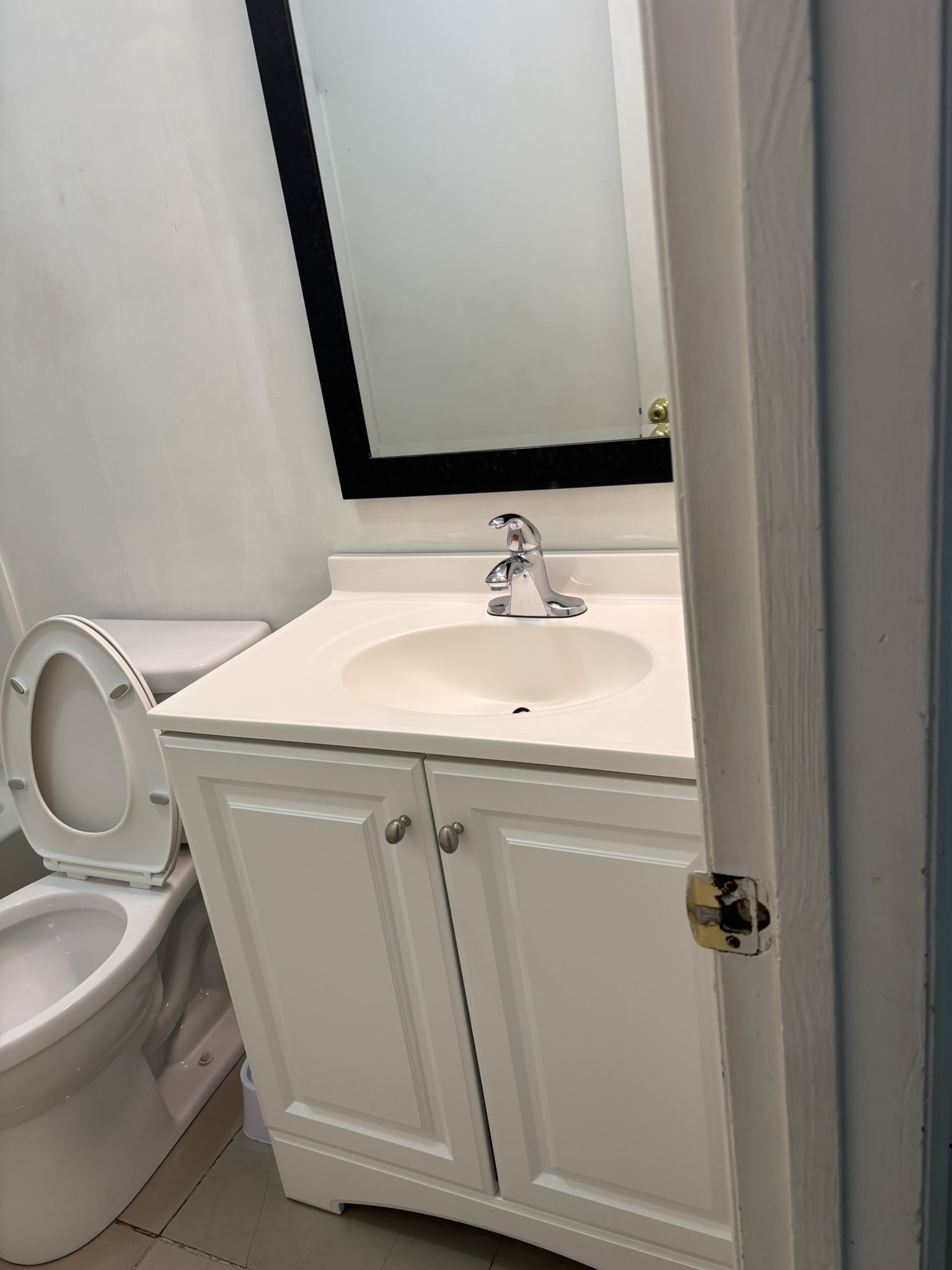 Pristine Single-Sink Bathroom Vanity & Mirror