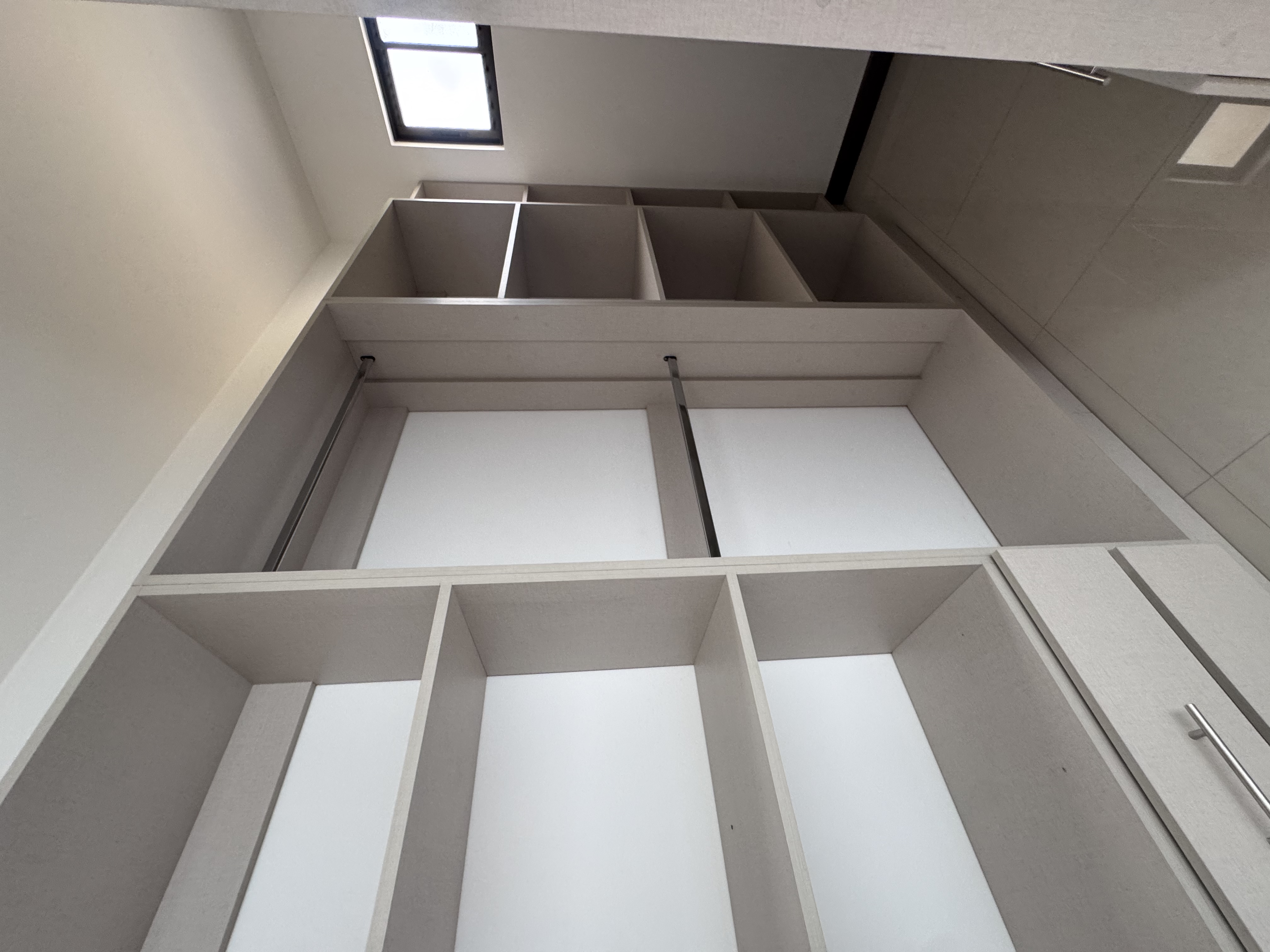 Walk-in closet espacioso de la habitación principal
