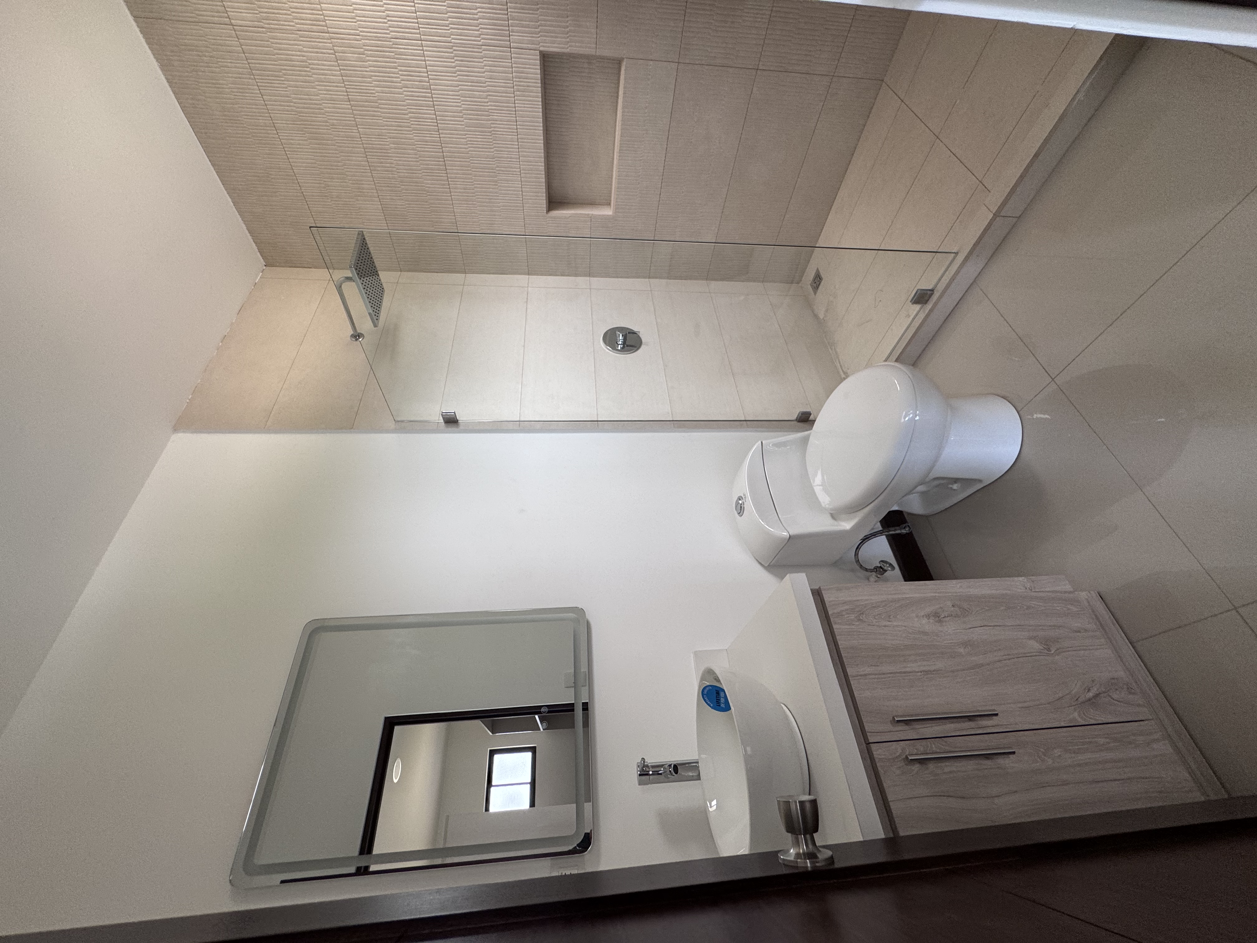 Baño privado moderno de la habitación principal