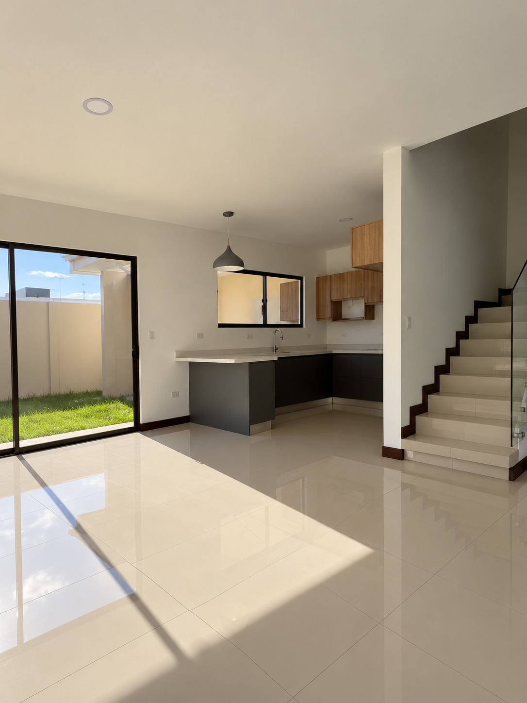 Cocina con muebles contemporáneos y extractor