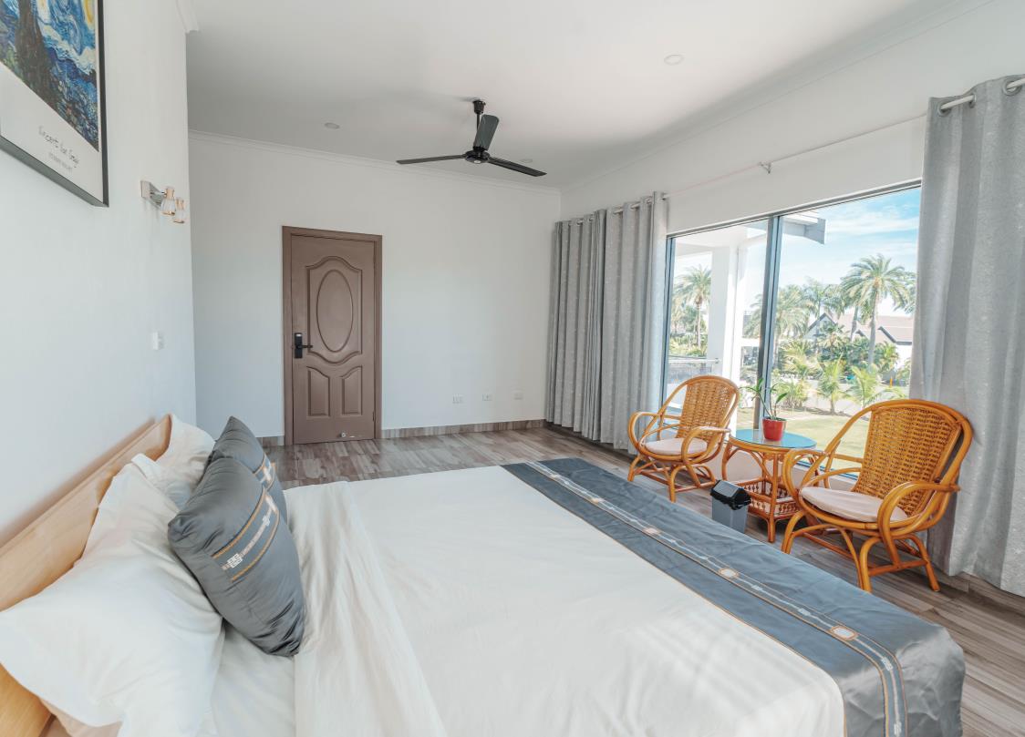 Room 202 — the second sea-view king room