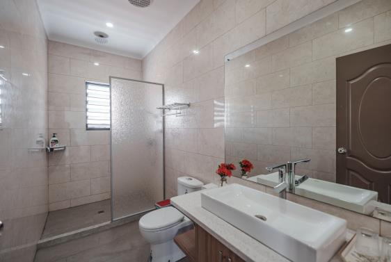 Room 202's ensuite bathroom