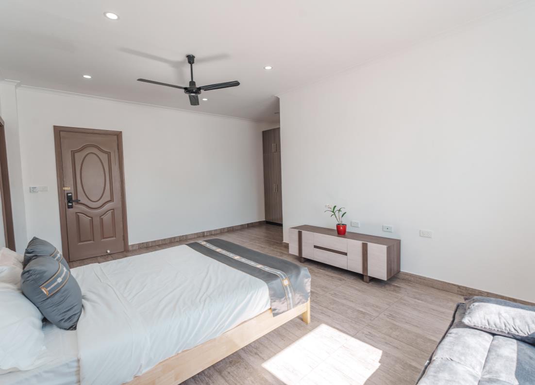 Room 102 — ground-floor queen with sofa
