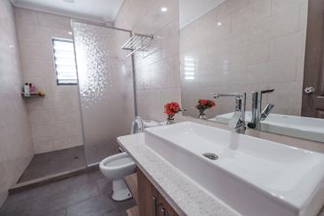 Room 101's ensuite bathroom