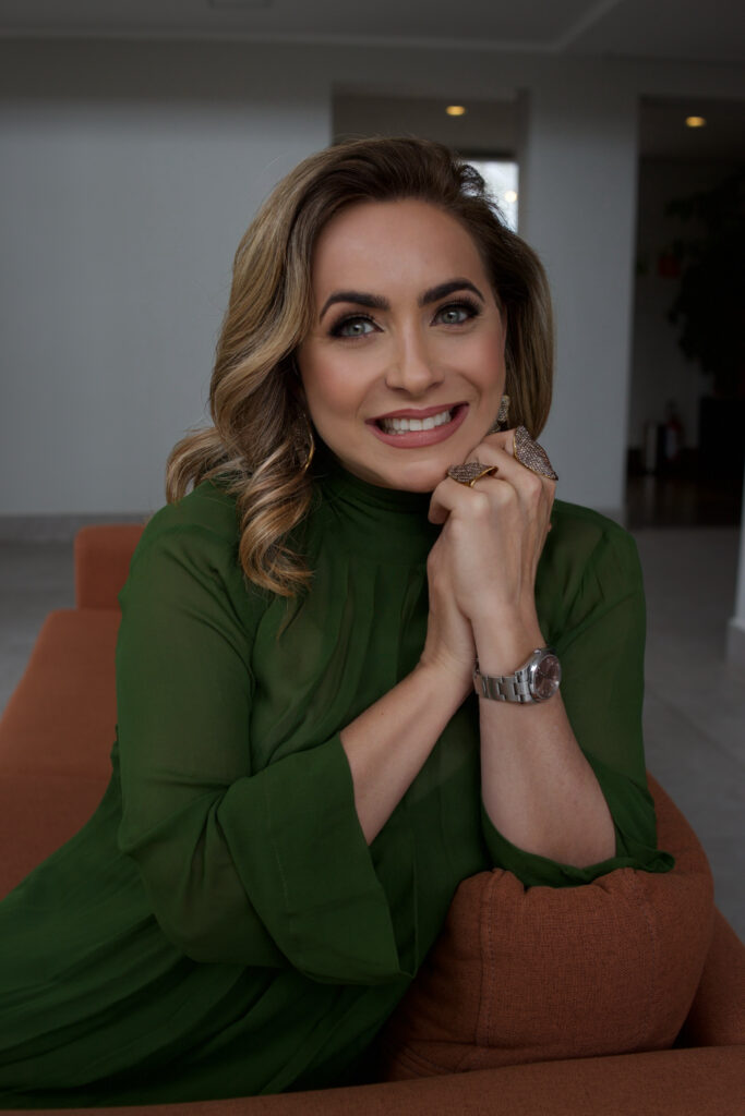 Dra. Luciana Saraiva, cirurgiã-dentista responsável pela clínica Dental Spa em Atibaia (CRO 58489)