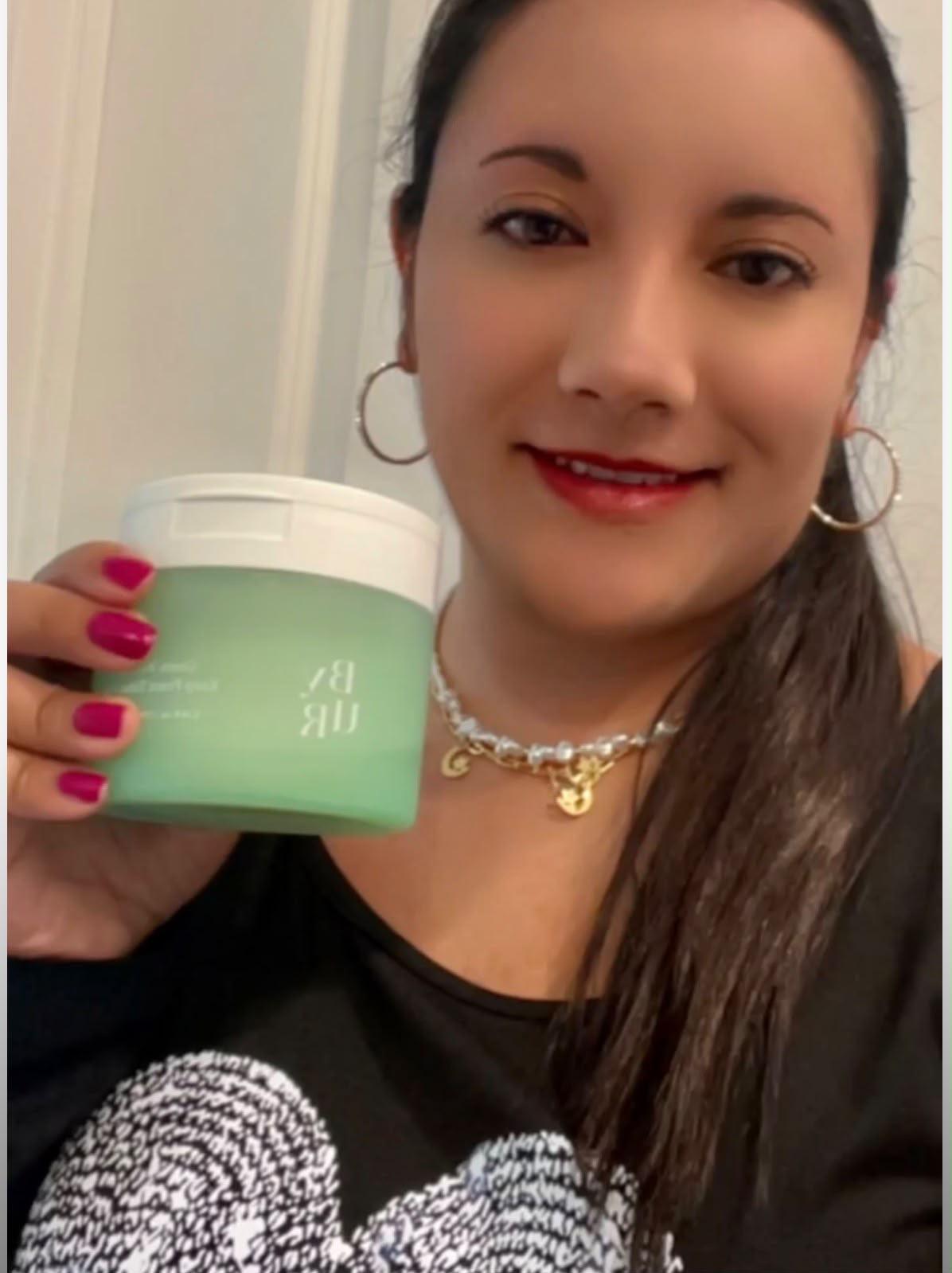 Angie Creative con producto de skincare - Contenido UGC Beauty