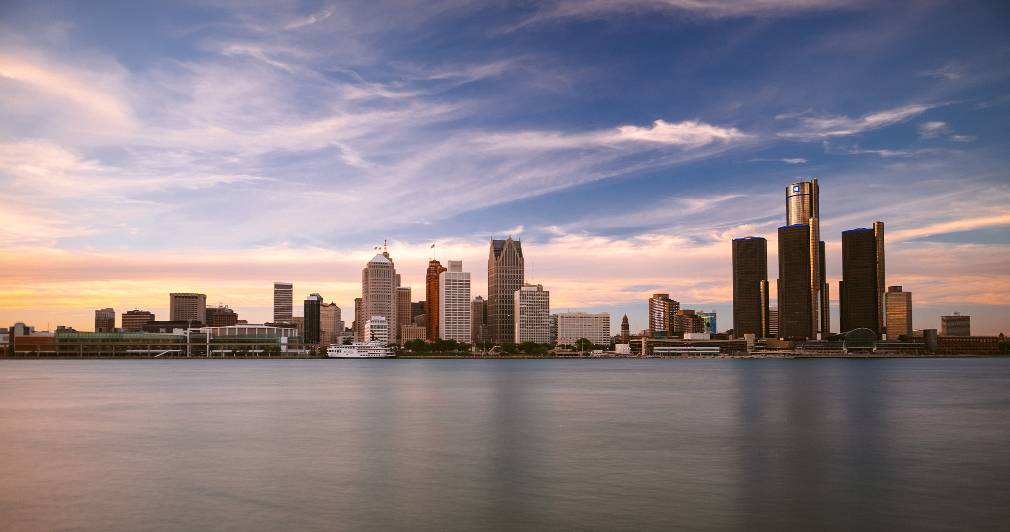 Dusk skyline of downtown Detroit, Michigan featuring the Renaissance Center towers along the riverfront