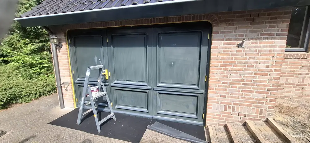 Garagedeur en schuifpui geschilderd in Helvoirt