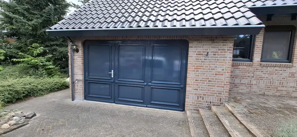 Garagedeur geschilderd in Helvoirt, Vught en omgeving, na afloop