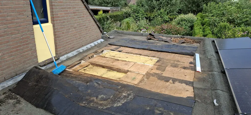 Plat dak vernieuwd in Helvoirt, Vught en omgeving, tijdens de werkzaamheden