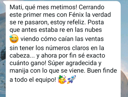 Mensaje de WhatsApp de cliente celebrando resultados del primer mes