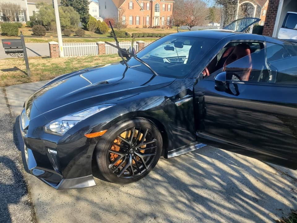 Nissan GT-R Nismo Front Profile & Brembo Gold