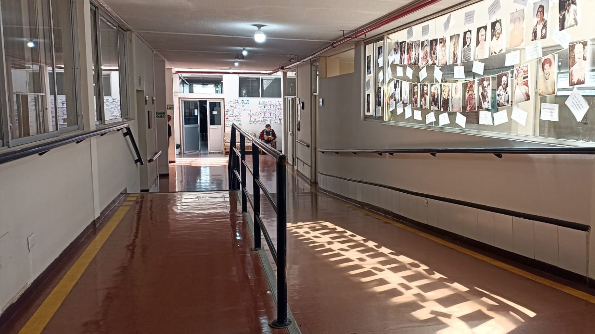 Pasillos adaptados con rampas de acceso y pasamanos