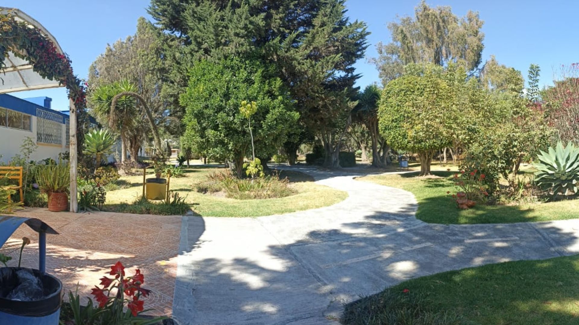 Áreas verdes y jardines exteriores de Feliz Hogar