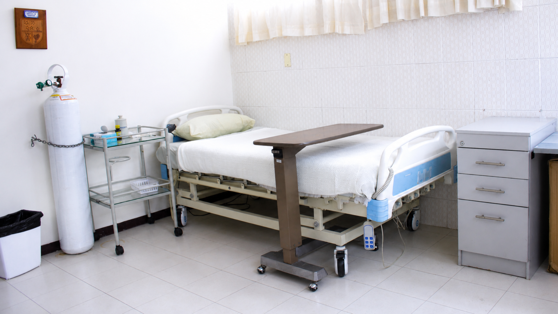 Habitación equipada con cama clínica asistida