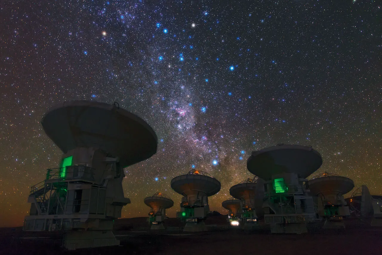 Milchstraße über dem ALMA-Observatorium (ESO)