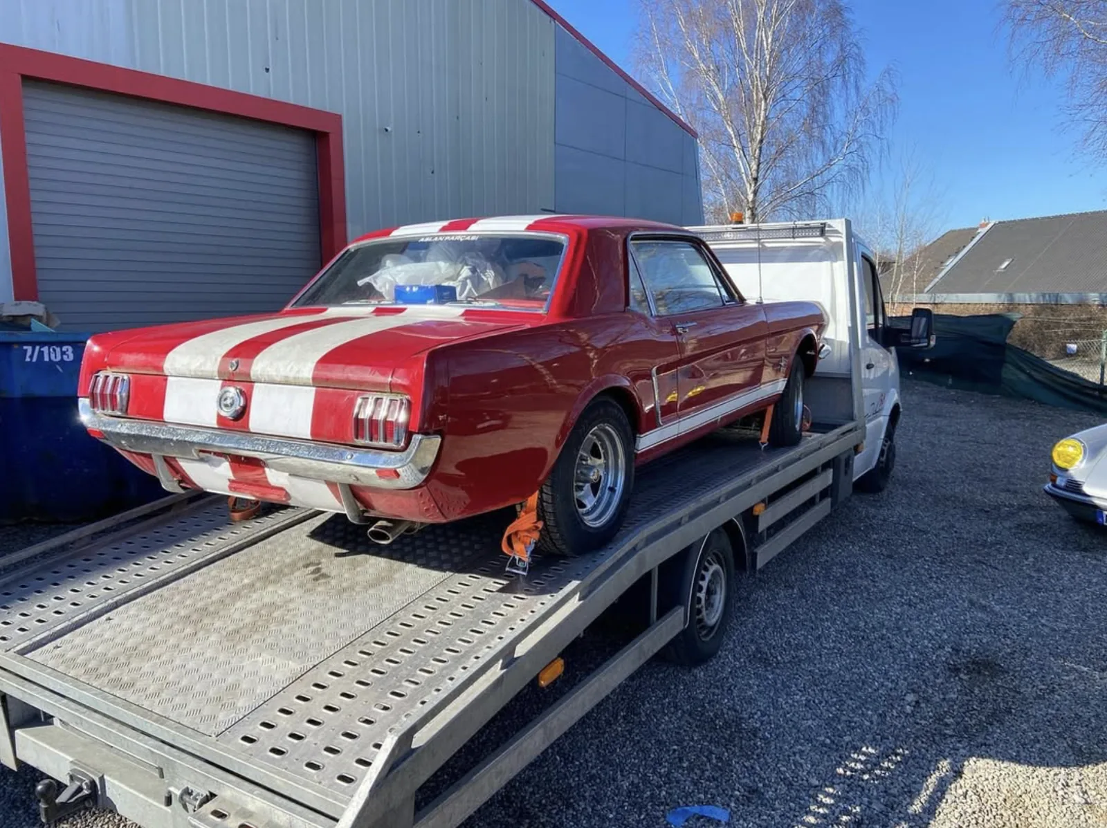 Klassischer Mustang auf Transporter