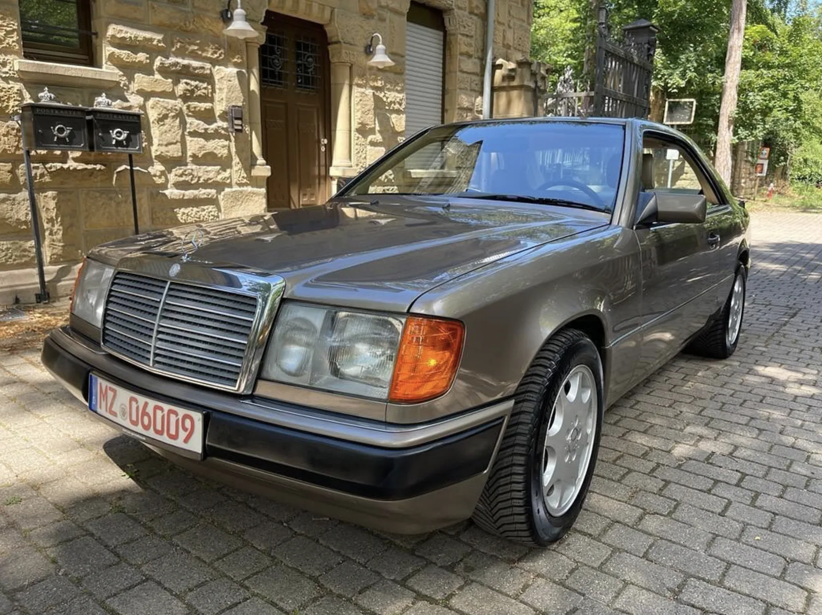 Klassischer Mercedes-Benz Coupé mit MZ 06009