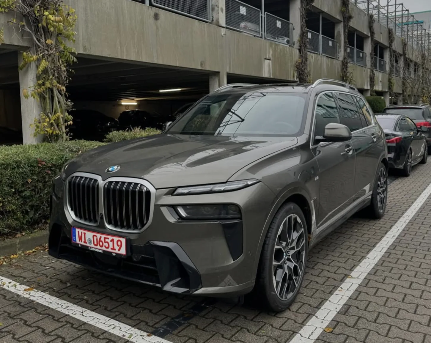 BMW X7 mit rotem Kennzeichen WI 06519