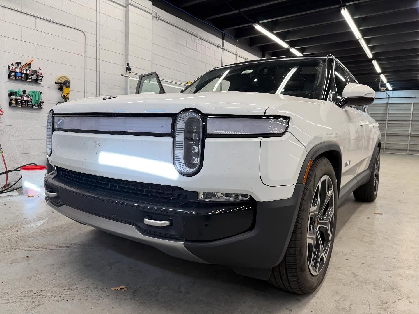 Rivian R1S Glacier White