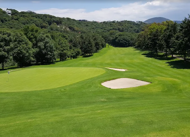 Vista panorámica del fairway y green en Club de Golf Vallescondido