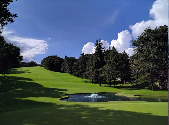 Hoyo con lago y fuente en Club de Golf Vallescondido