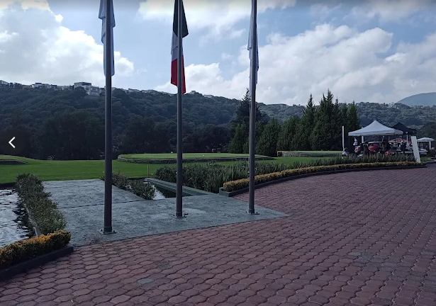 Explanada y astabandera de Club de Golf Vallescondido