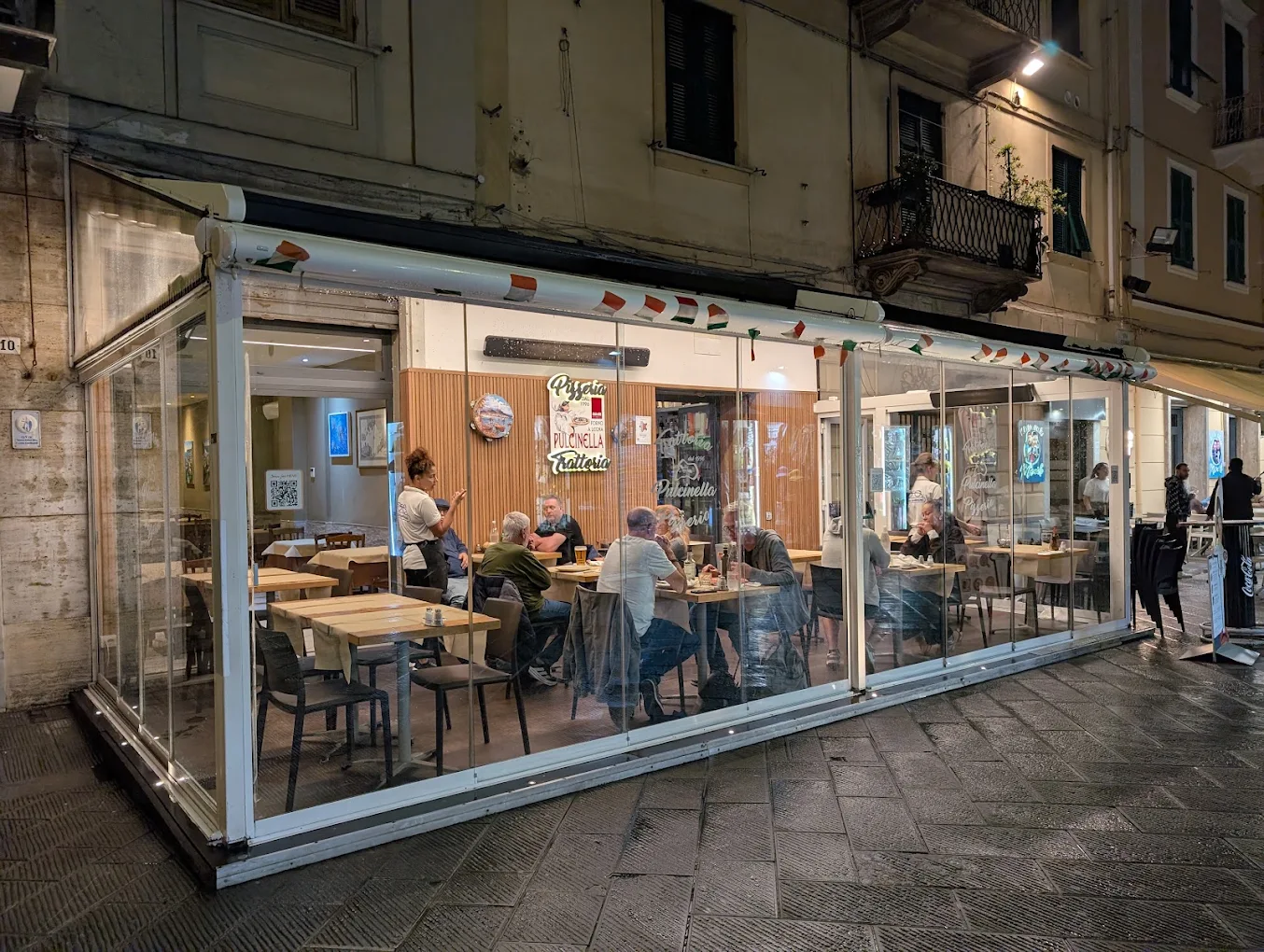 Dehors all'aperto della trattoria Pulcinella