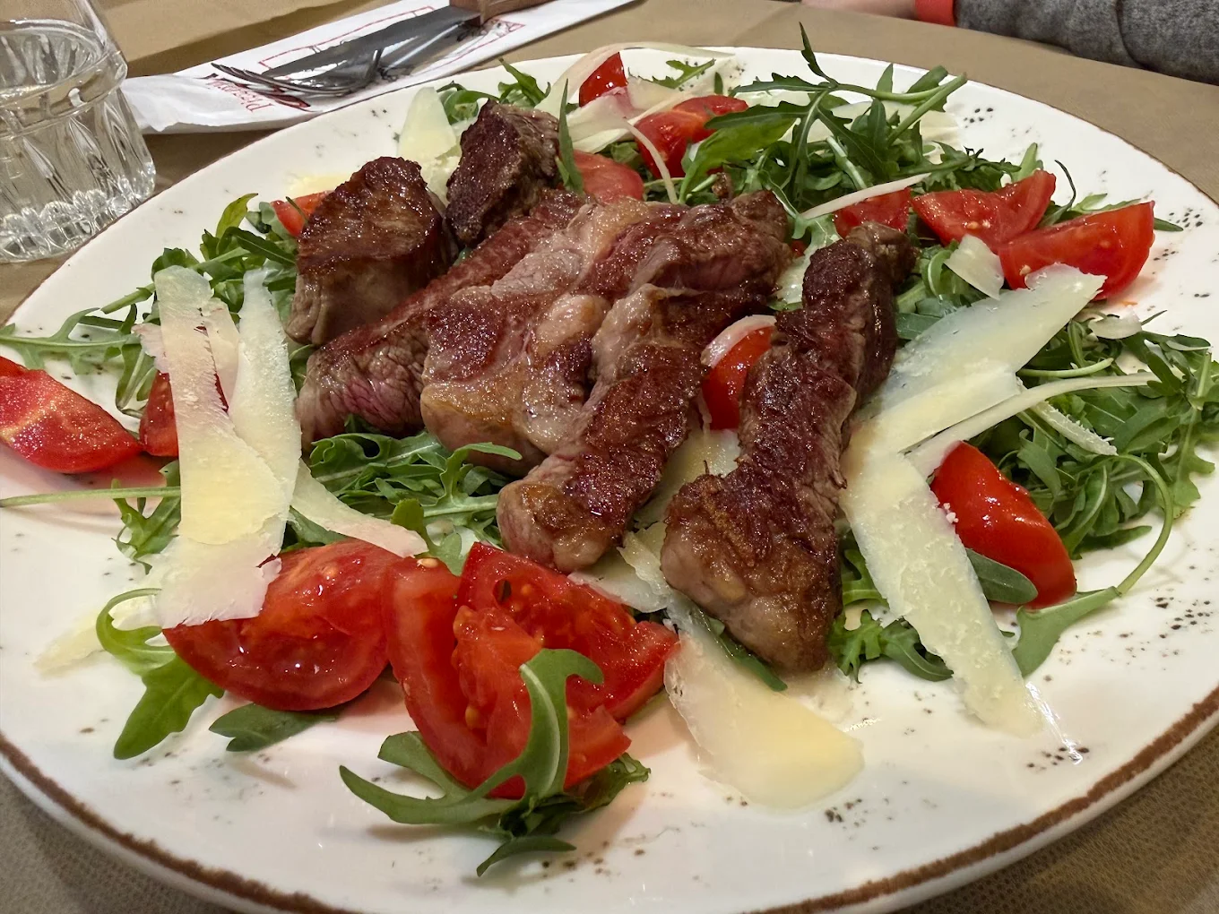 Tagliata di Manzo con Rucola e Grana