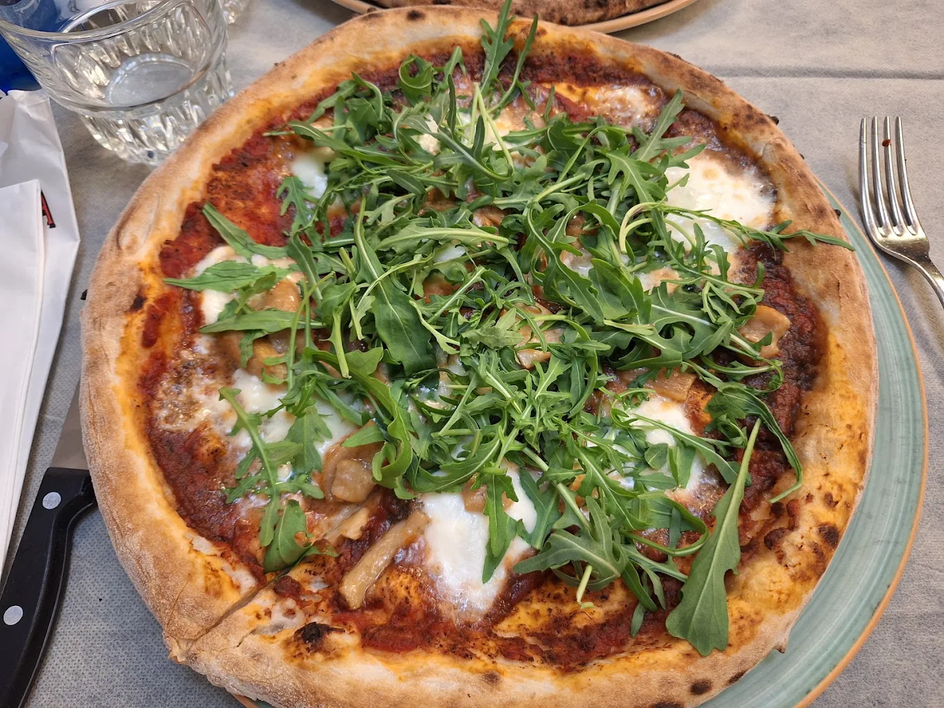 Pizza Pizzeria Pulcinella La Spezia con rucola e funghi