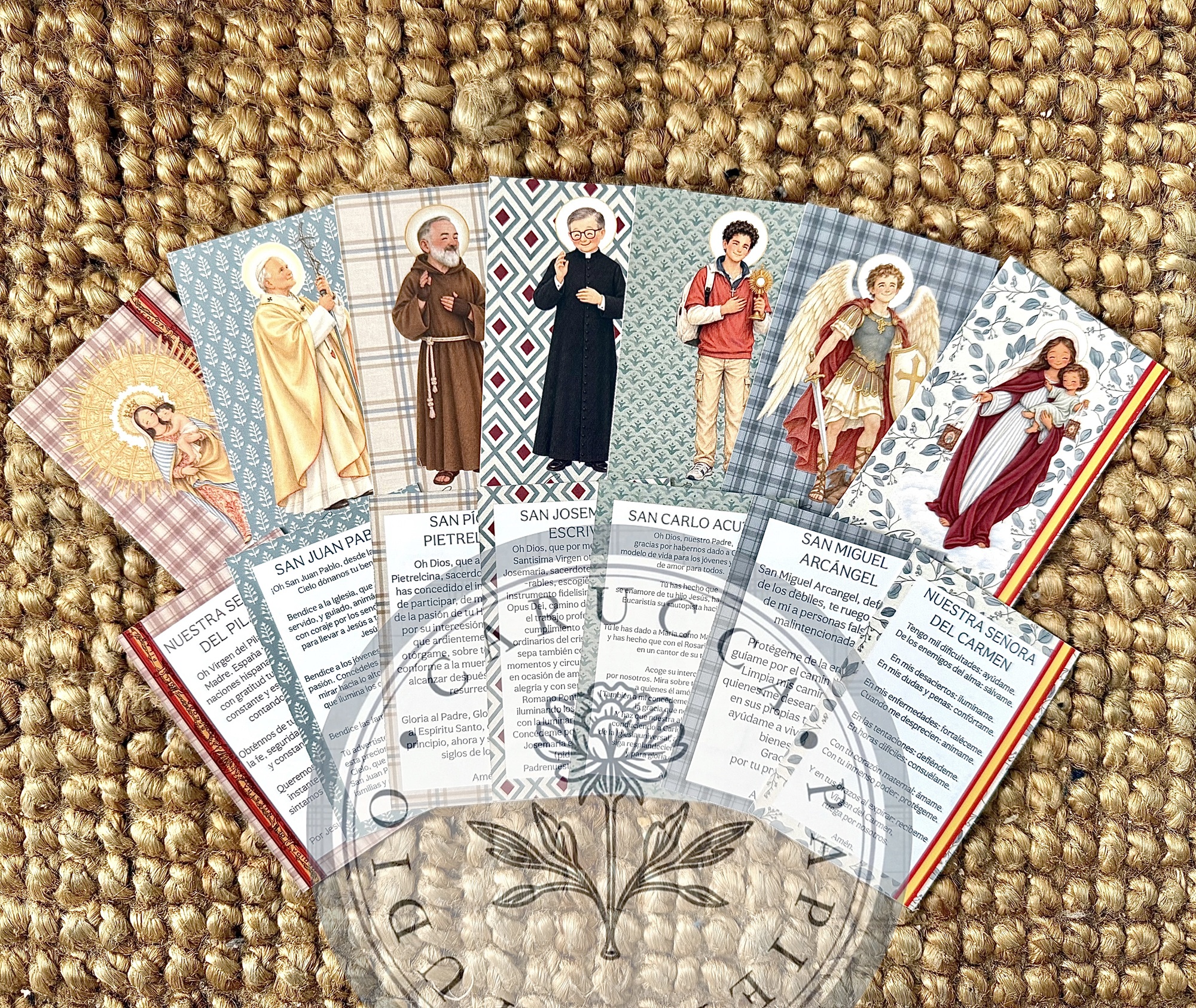 Colección de estampas personalizadas para invitados con santos, vírgenes y oraciones al dorso