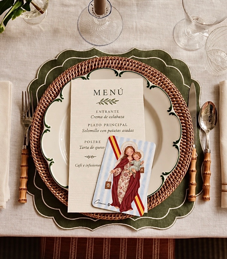 Presentación real de estampa religiosa de la Virgen sobre la minuta y plato en mesa de celebración