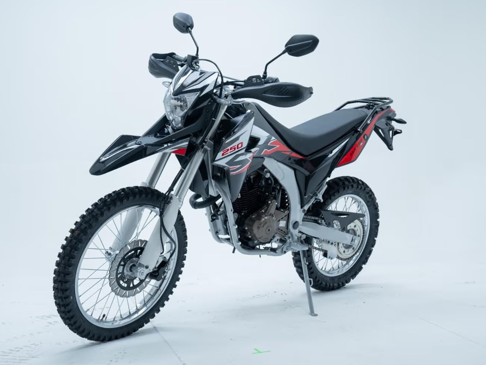 Genesis SX3 250 ángulo frontal tres cuartos izquierdo