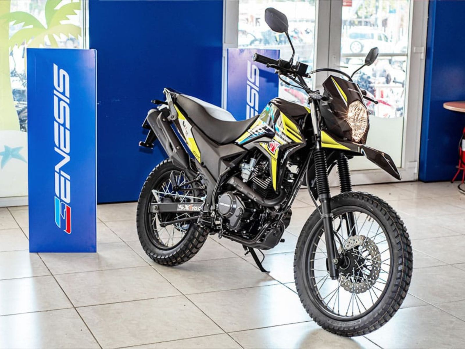 Genesis SX150 Negro / Amarillo Neón ángulo frontal tres cuartos