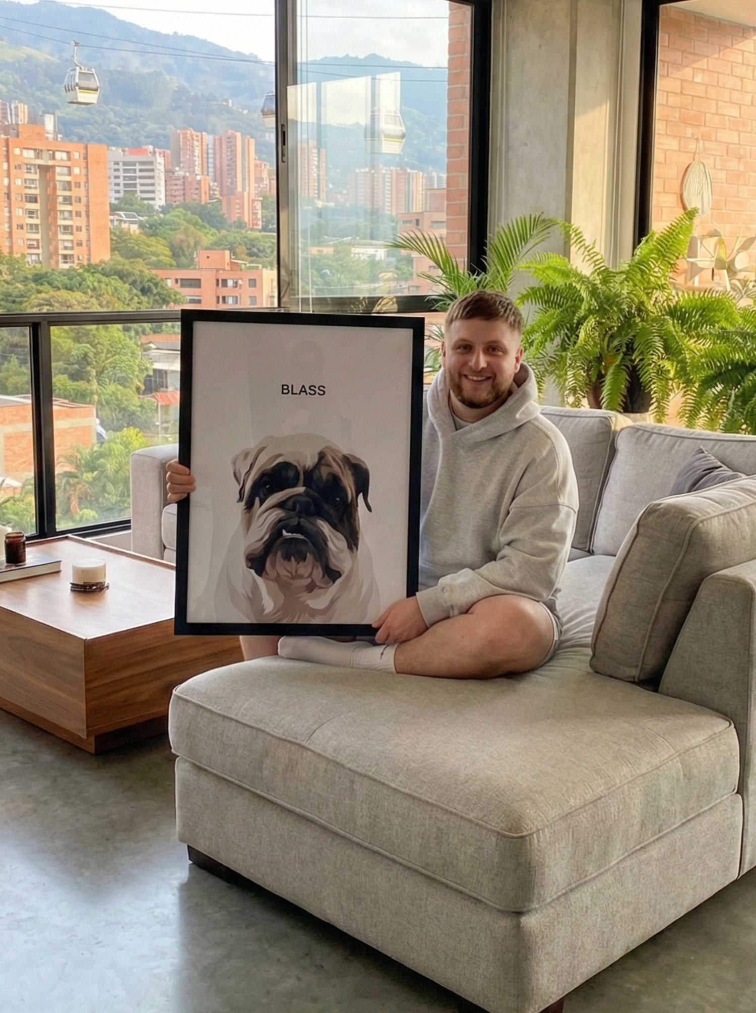 Familia recibiendo su cuadro personalizado de mascota