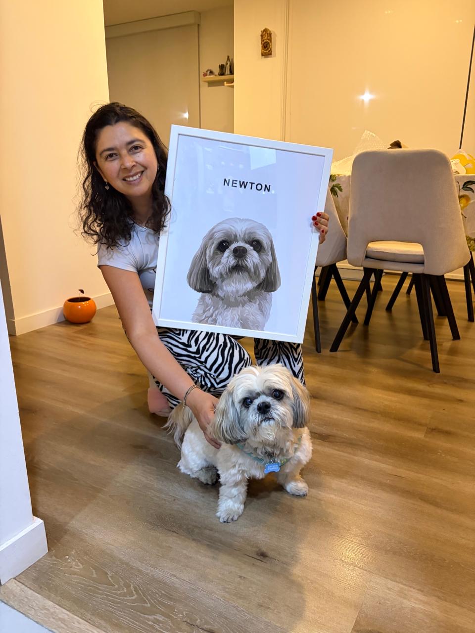 Clienta con su perrito blanco sosteniendo el cuadro