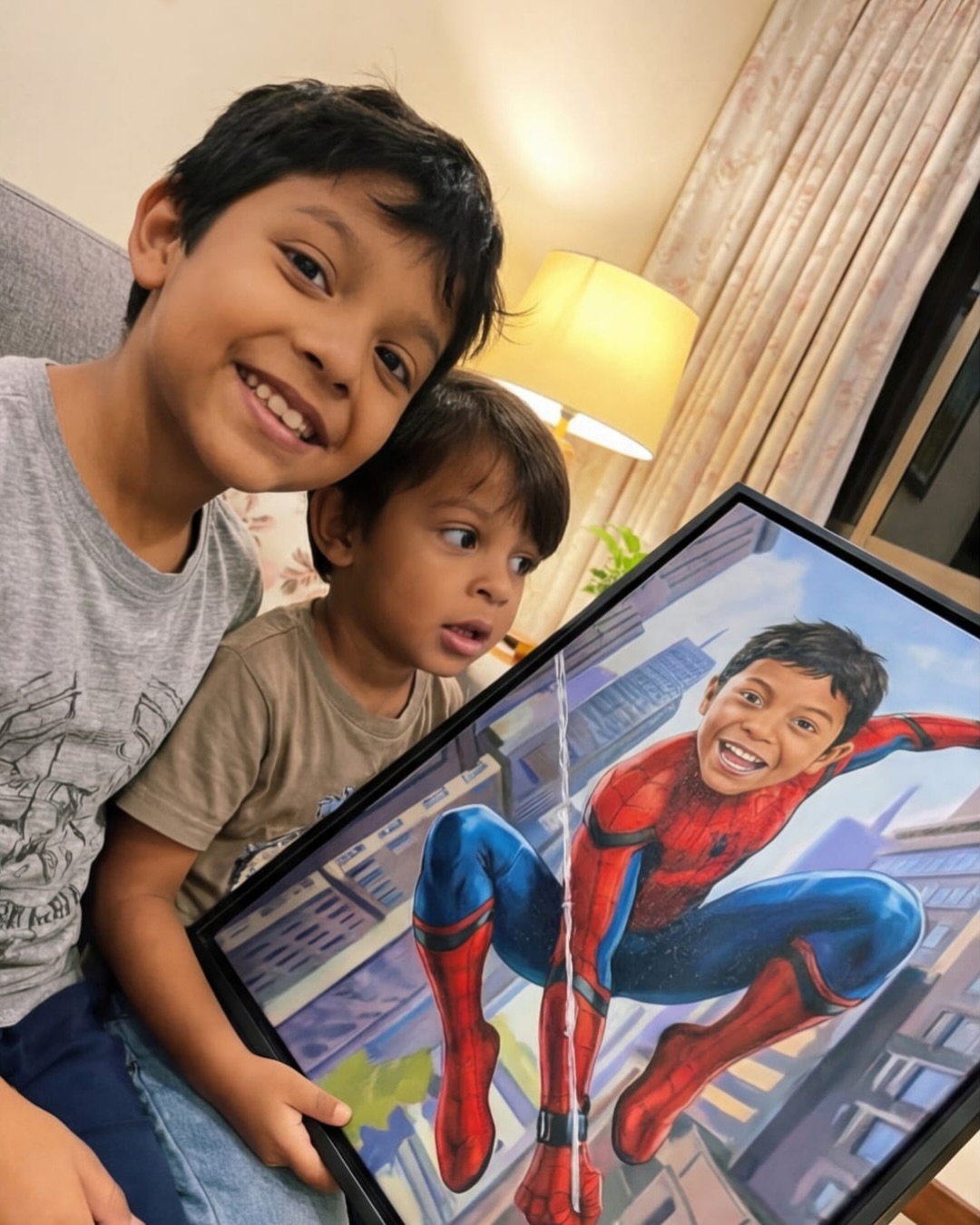 Hermanos con su cuadro de Spider-Man · retrato en lienzo FIRMACH