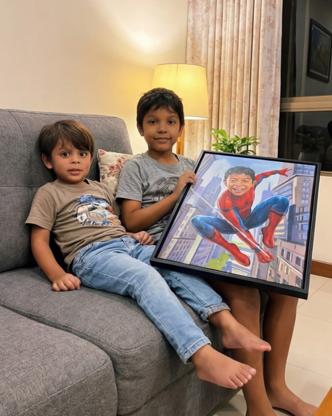 Spider-Man en el sofá de casa · retrato en lienzo FIRMACH