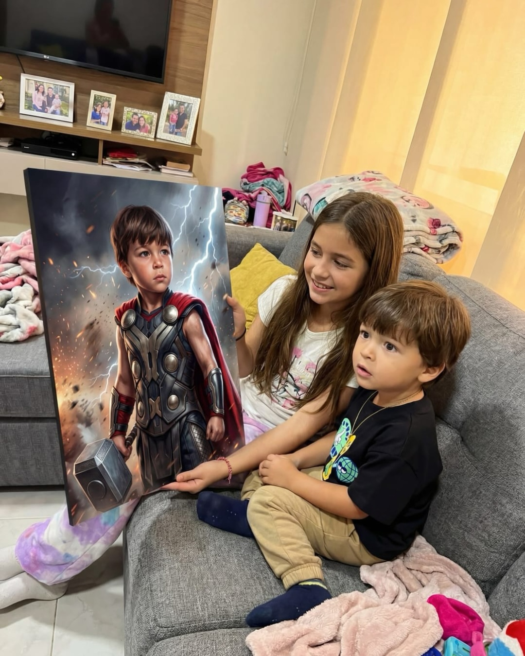 Niños en la sala con cuadro de Thor · retrato en lienzo FIRMACH