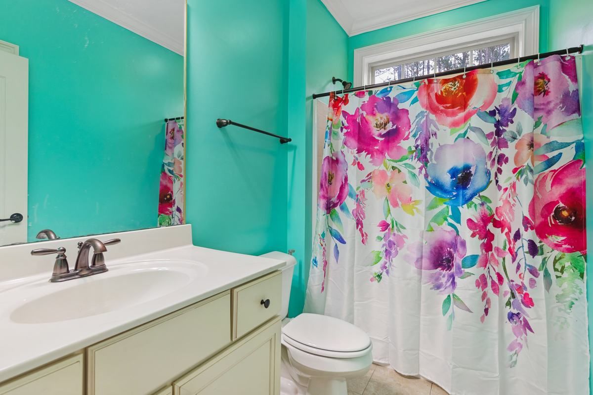 Alligator Lake bathroom in Raleigh before remodeling