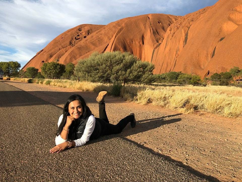 Fernanda Bernal explorando caminos en la naturaleza