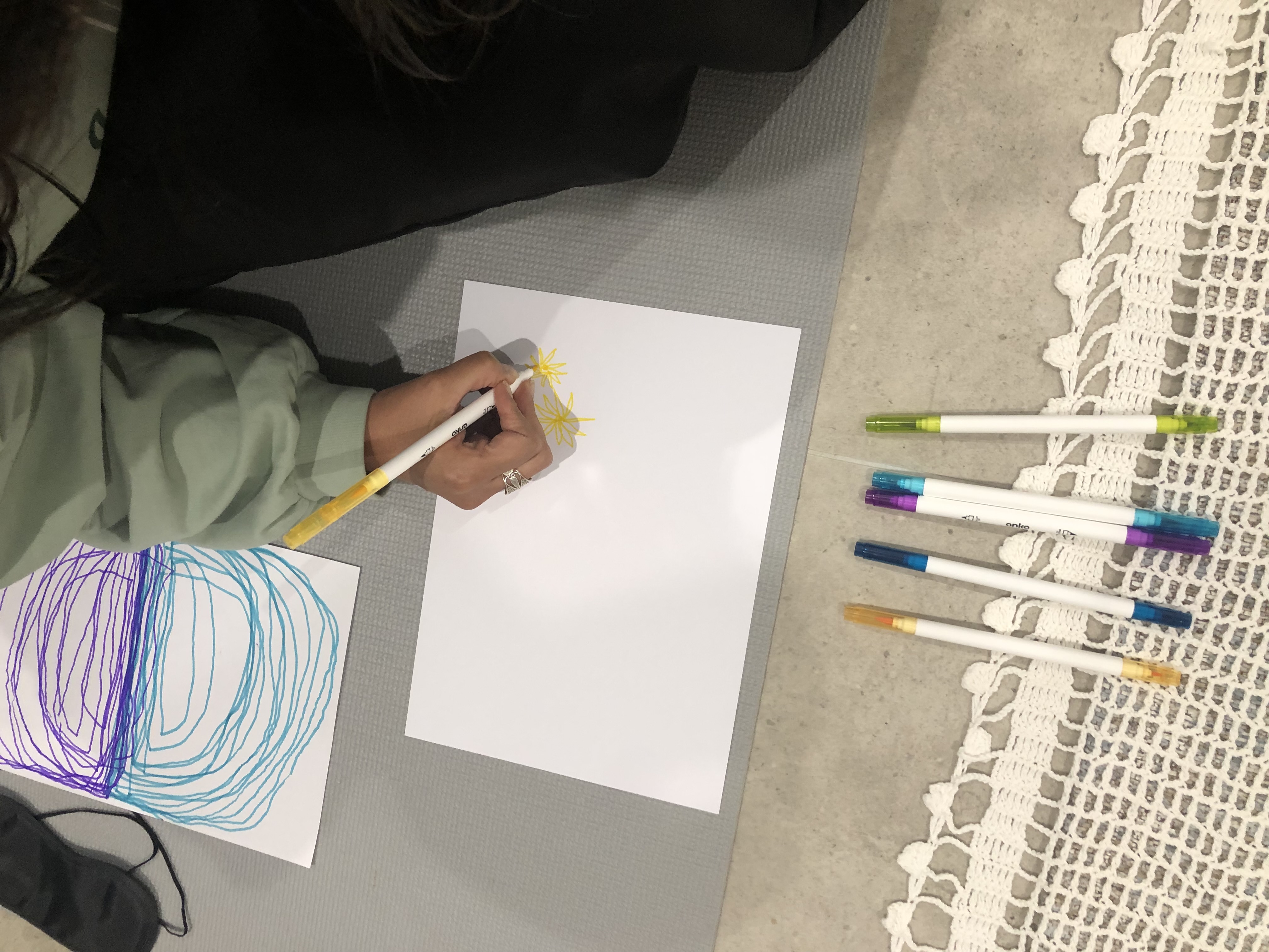 Proceso creativo de exploración, hojas y plumones de colores
