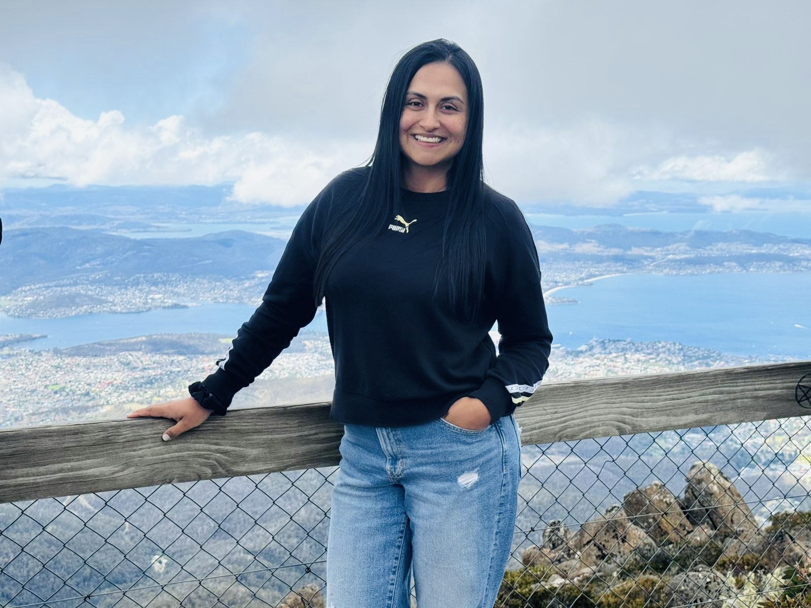 Fernanda Bernal sonriendo con vista al horizonte y las montañas